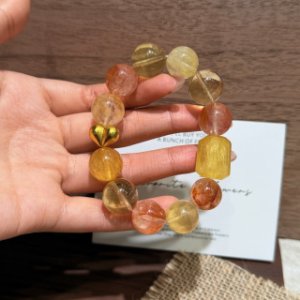 茶水晶+黄水晶+伸線黄莹石+黄リチウム雲母+白水晶