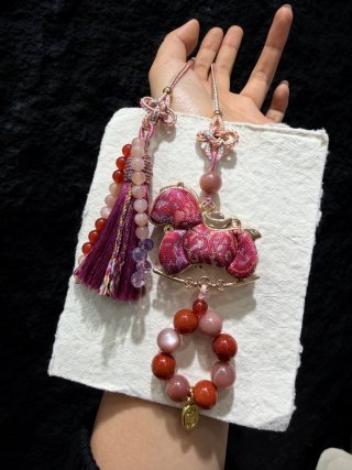 お正月用の車の掛け金にキーホルダーをかける