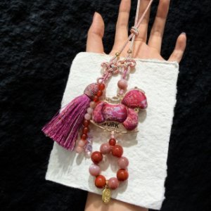 お正月用の車の掛け金にキーホルダーをかける