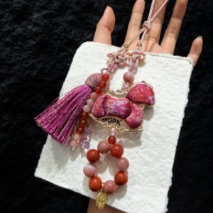 お正月用の車の掛け金にキーホルダーをかける