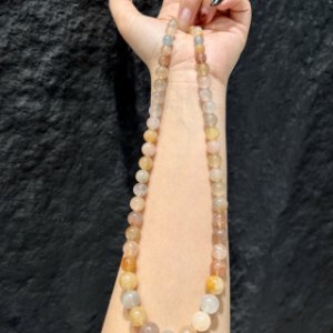 ウサギの毛糸のネックレス